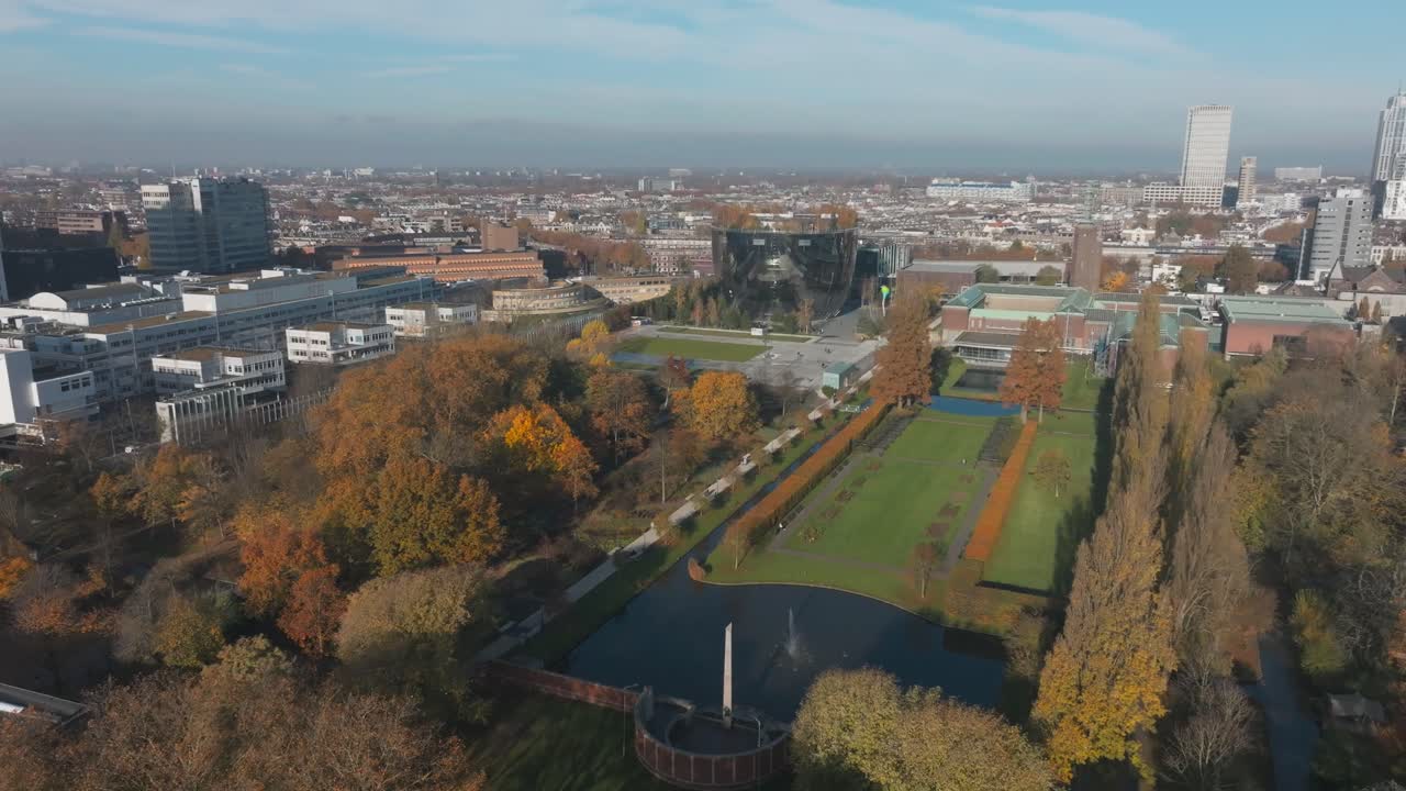 Vista aérea de drone da paisagem urbana de Rotterdam com o Museu Depot Boijmans Van Beuningen e árvores no telhado em cores de outono, Holanda