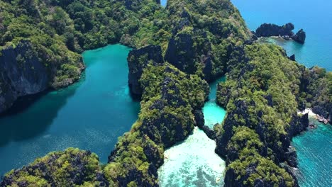 Toma-Aérea-De-Alto-Vuelo-De-La-Laguna-Grande-Y-La-Laguna-Pequeña,-El-Nido,-Palawan,-Filipinas