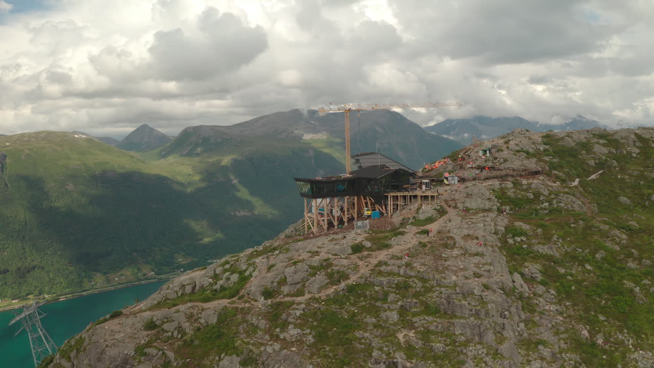 노르웨이 안달스네스(andalsnes)의 산 전망과 피요르드를 제공하는 타워 크레인이 있는 에겐 레스토랑 건물