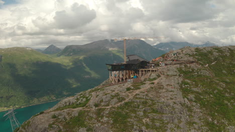 Eggen-Restaurantgebäude-Mit-Turmdrehkran-Mit-Bergblick-Und-Fjord-In-Andalsnes,-Norwegen