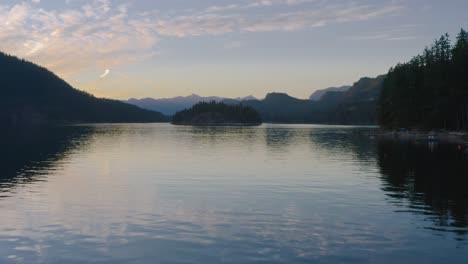 Lancha-Rápida-Flotando-En-Las-Tranquilas-Aguas-De-La-Entrada-De-Sechelt-En-Una-Puesta-De-Sol:-Un-Fiordo-Del-Océano-Pacífico-Cerca-De-Egmont-En-La-Costa-Del-Sol,-Columbia-Británica,-Canadá