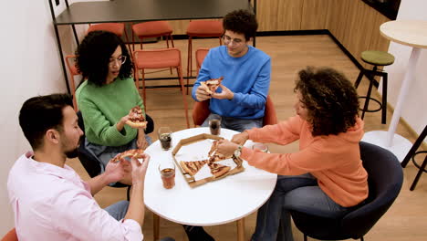 reunión de amigos con comida rápida