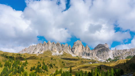 Zeitraffer-Der-Dolomiten-Italien,-Bergrücken-Pizes-De-Cir