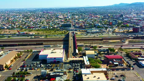 Cross-Border-Life,-Juarez-Mexico-and-El-Paso-Texas-crossing-bridge