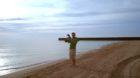 Fotograf-Mit-Kamera-Am-Meeresstrand.-Fotograf-Schießen