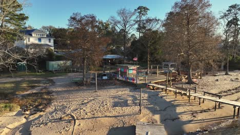 Rückwärtsdrohnenansicht-Der-Tiki-Bar-Hinter-Der-Amerikanischen-Legion-In-Fairhope,-Alabama