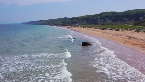 Antenne-über-Omaha-Beach-Normandie-Frankreich-Stätte-Des-Zweiten-Weltkriegs-D-Day-Invasion-Der-Alliierten-Und-Kampfmediziner-Denkmal