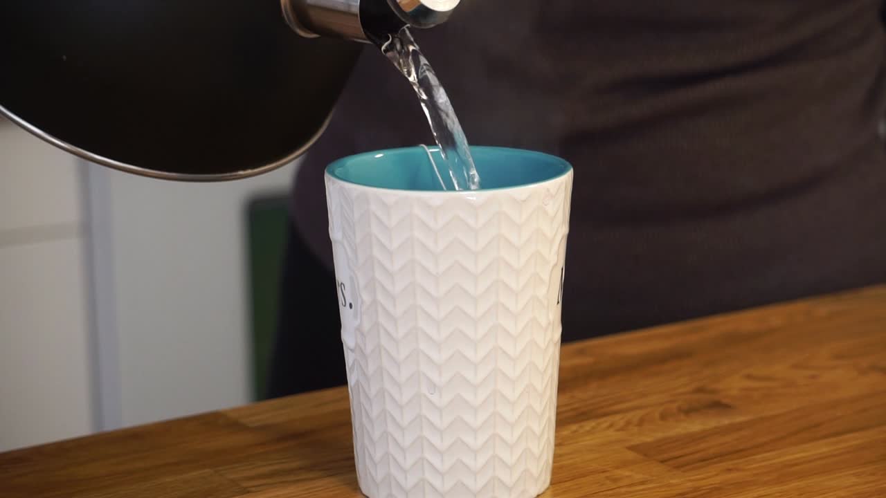 Acqua calda nella tazza - ora del tè - bollitore caldo