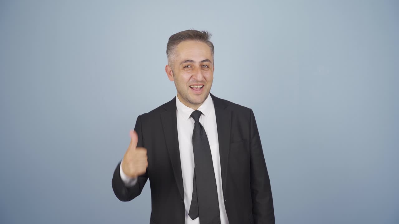 hombre de negocios mostrando su mente mirando a la cámara.