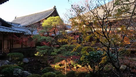 Zenrin-ji-tempel-Eikan-do-Buddhistischer-Tempelgarten-Mit-Herbstahornbäumen-In-Roten-Farben,-Kyoto,-Japan