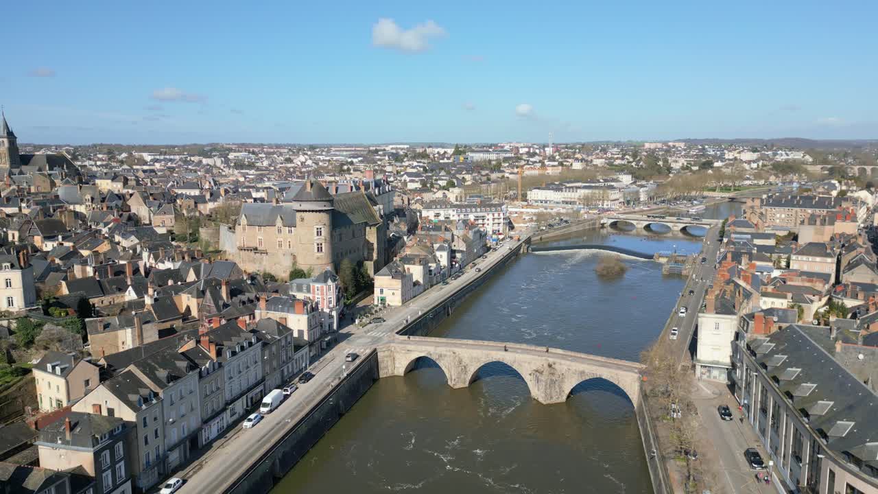 viejo puente que cruza el río mayenne con el castillo de laval