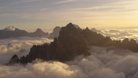 黃金日出,南提羅爾三角山,被天空雲包圍,空中軌道景觀