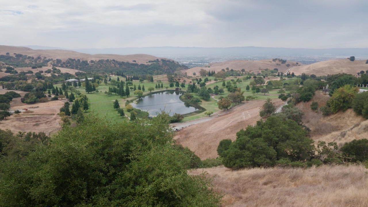 Una fluida carrellata in avanti rivela un ampio paesaggio panoramico visto da un'altura presso l'attrazione montana.