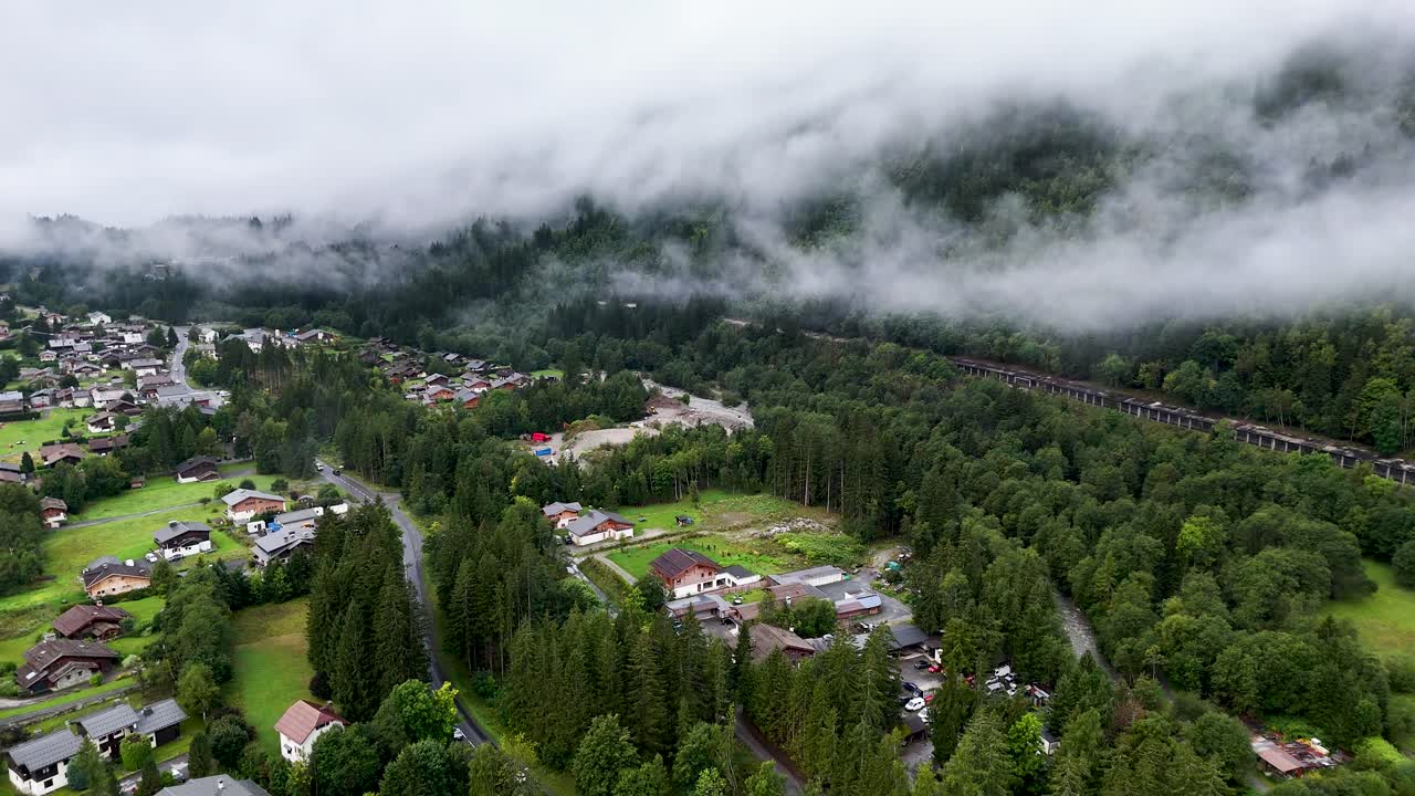 Høyoppløselig 4K-video av en drone som filmer den vakre byen Argentiere i Frankrike, en viktig del av den berømte TMB-stien (Tour du Mont Blanc), under en tåkete og fredelig morgen i september.