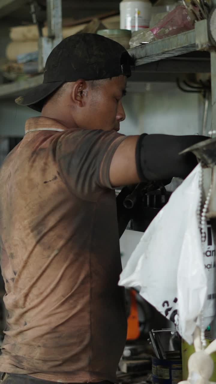 mecânico trabalhando na garagem