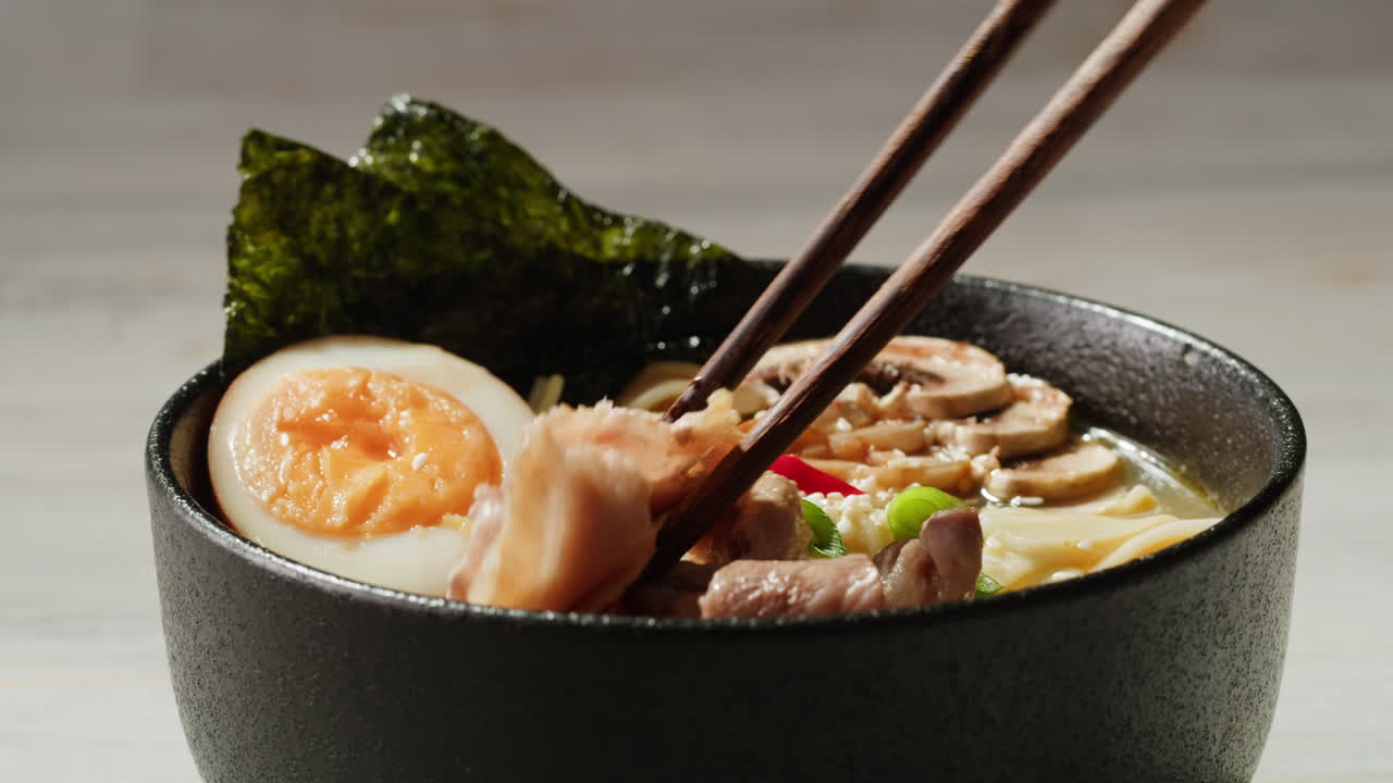 un delicioso ramen con palillos