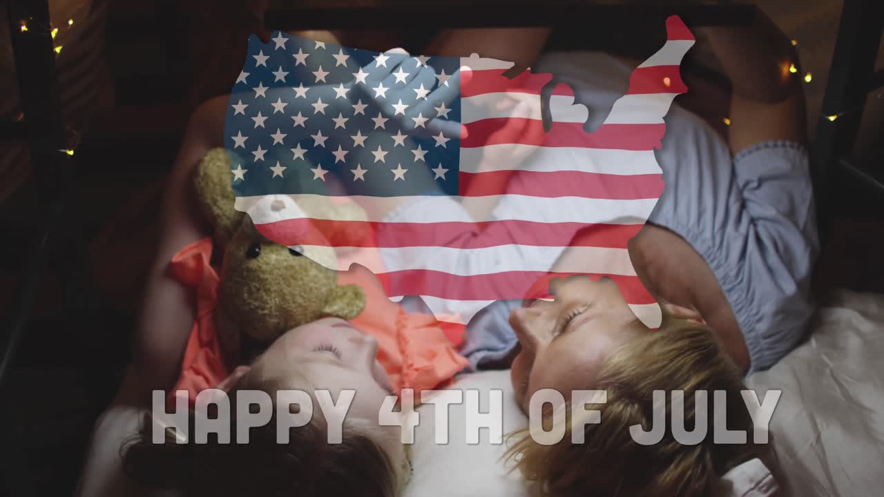 Bandeira americana sobre um mapa dos EUA, com mãe e filha caucasianas deitadas sob uma cabana de cobertores