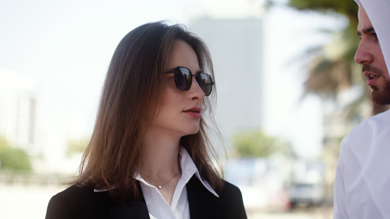 деловой разговор на улице