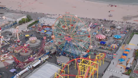 Toma-Aérea-De-La-Noria-Wonder-Wheel-De-Coney-Island-En-Una-Tarde-De-Verano