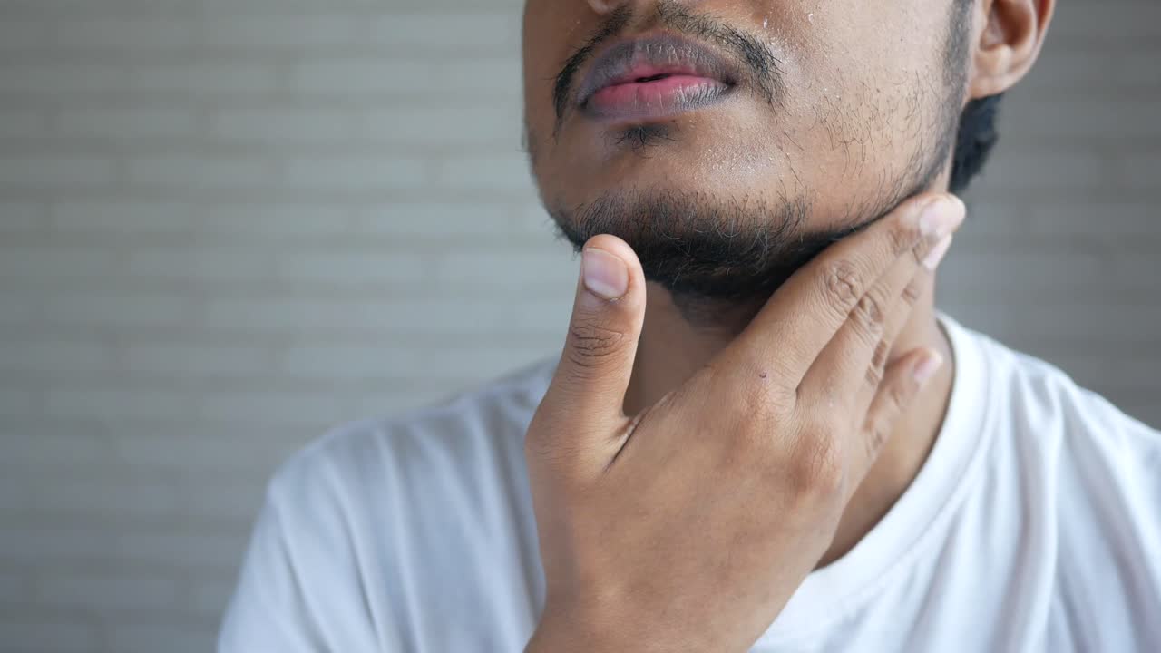 hombre aplicando crema o loción facial