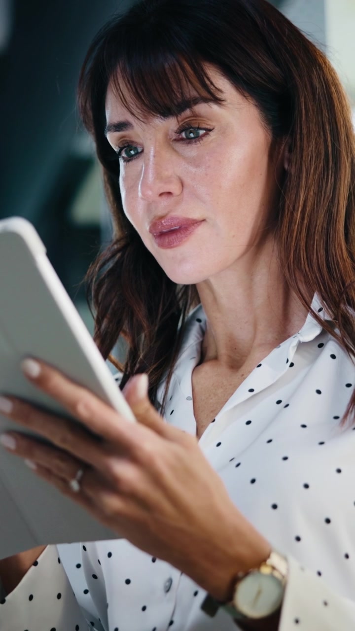 Mulher profissional usando tablet em um ambiente de escritório moderno