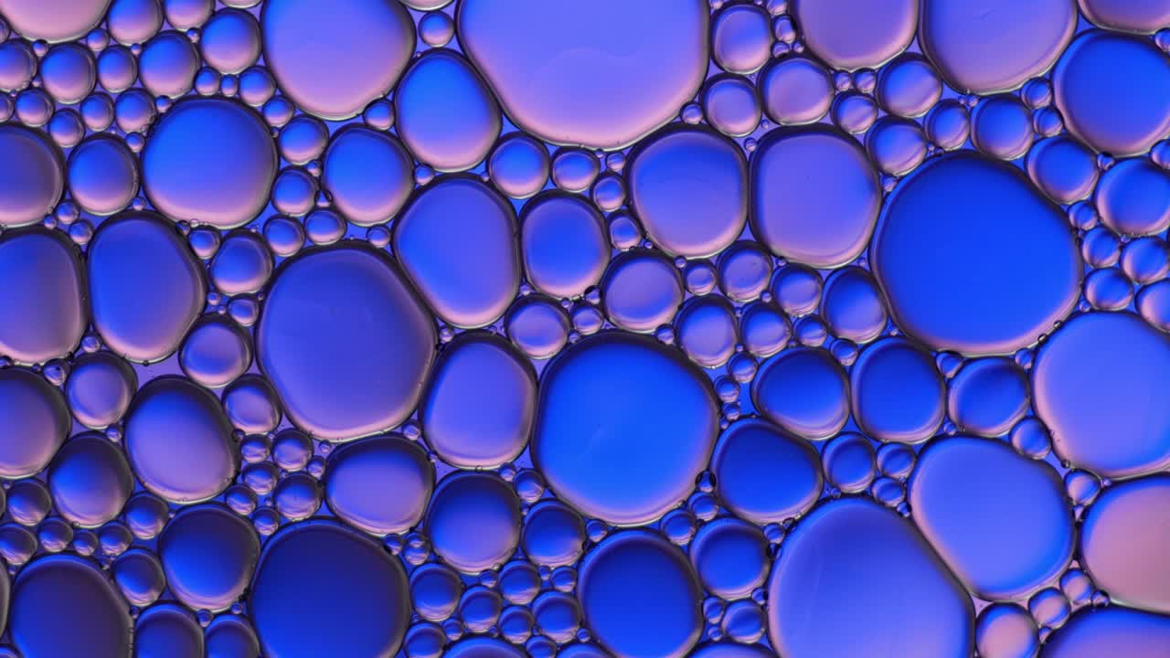 artístico colorido de gota de aceite flotando en el agua.