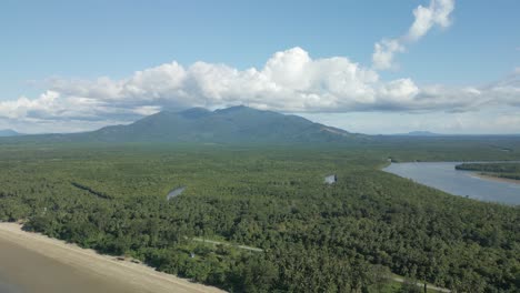 hermosa vista de verano de ariel en la playa de pugu semata, lundu sarawak