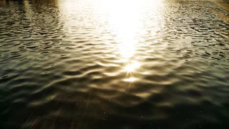 reflejo de la luz del sol en el agua