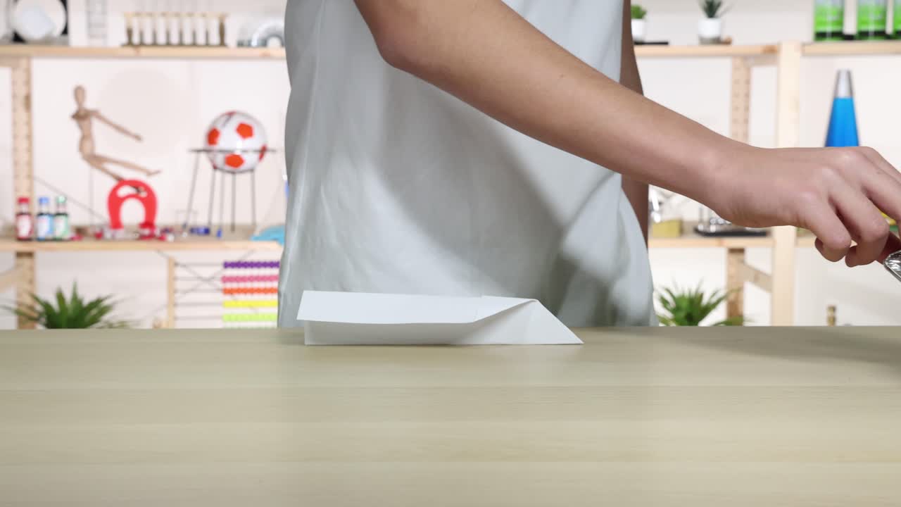 한 사람이 종이 비행기를 태우는 실험을 수행합니다.