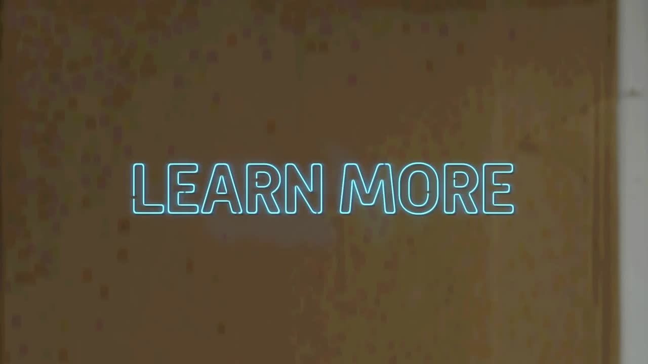 animación digital de azul neón aprender más contra el fondo de madera con textura