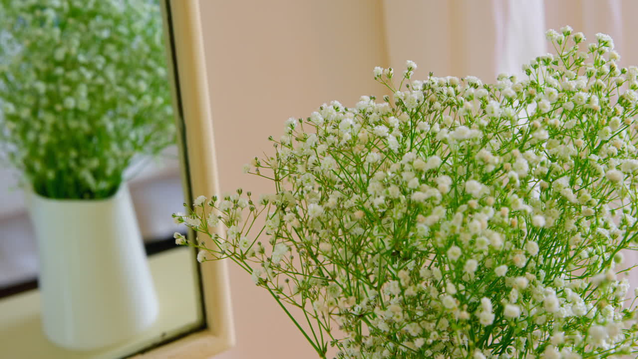 집에서 꽃병에 꽃 4k