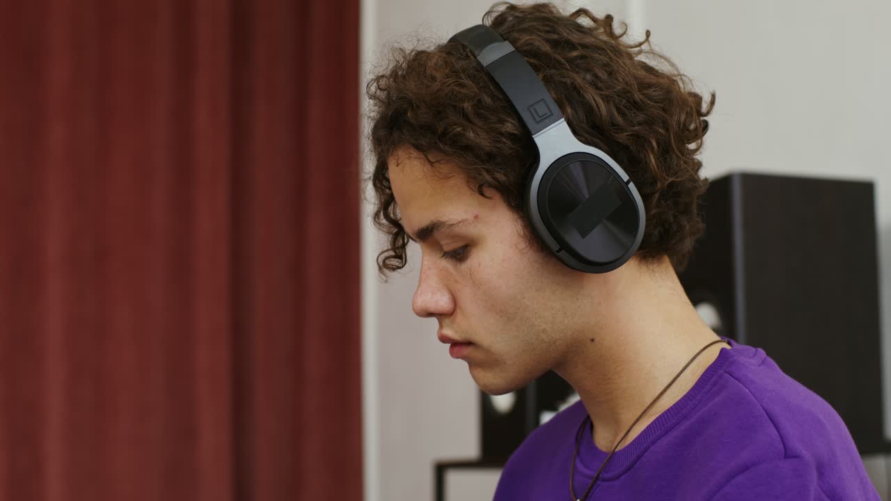 Adolescente che ascolta musica con le cuffie