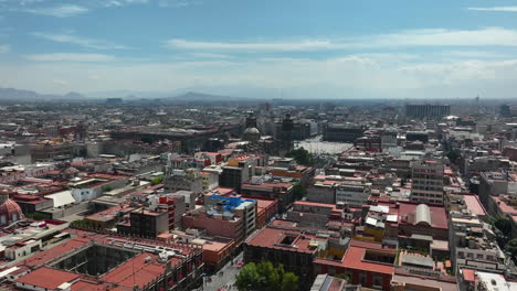 Toma-Panorámica-De-Un-Dron-Rodeando-La-Plaza-De-Santo-Domingo-En-El-Centro-Histórico-Cmdx.