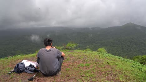 Un-Niño-Disfrutando-De-La-Vista-De-La-Selva-Tropical-De-Agumbe-En-La-Cima-De-Una-Colina