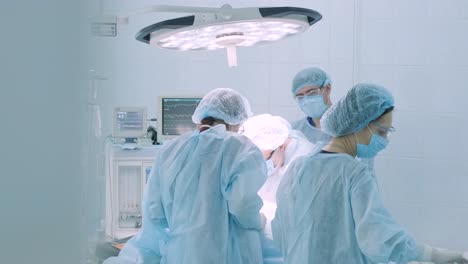 un cirujano en una sala de operaciones estéril que realiza un procedimiento quirúrgico con enfoque y precisión. representa la atención médica, la cirugía, la experiencia médica y el cuidado del paciente