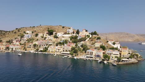 Mittelmeerstadt-Auf-Der-Insel-Symi-In-Griechenland,-Rückwärts-Gerichtete-Antenne-Aus-Der-Luft