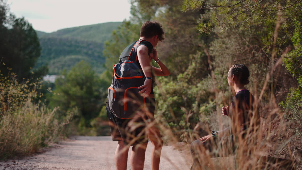 Persone su un sentiero che si riposano e parlano