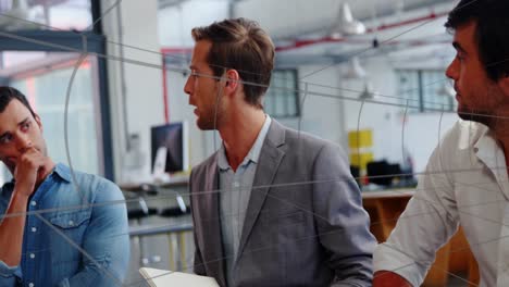 animación del túnel en un patrón sin fisuras sobre diversos empresarios discutiendo juntos en la oficina