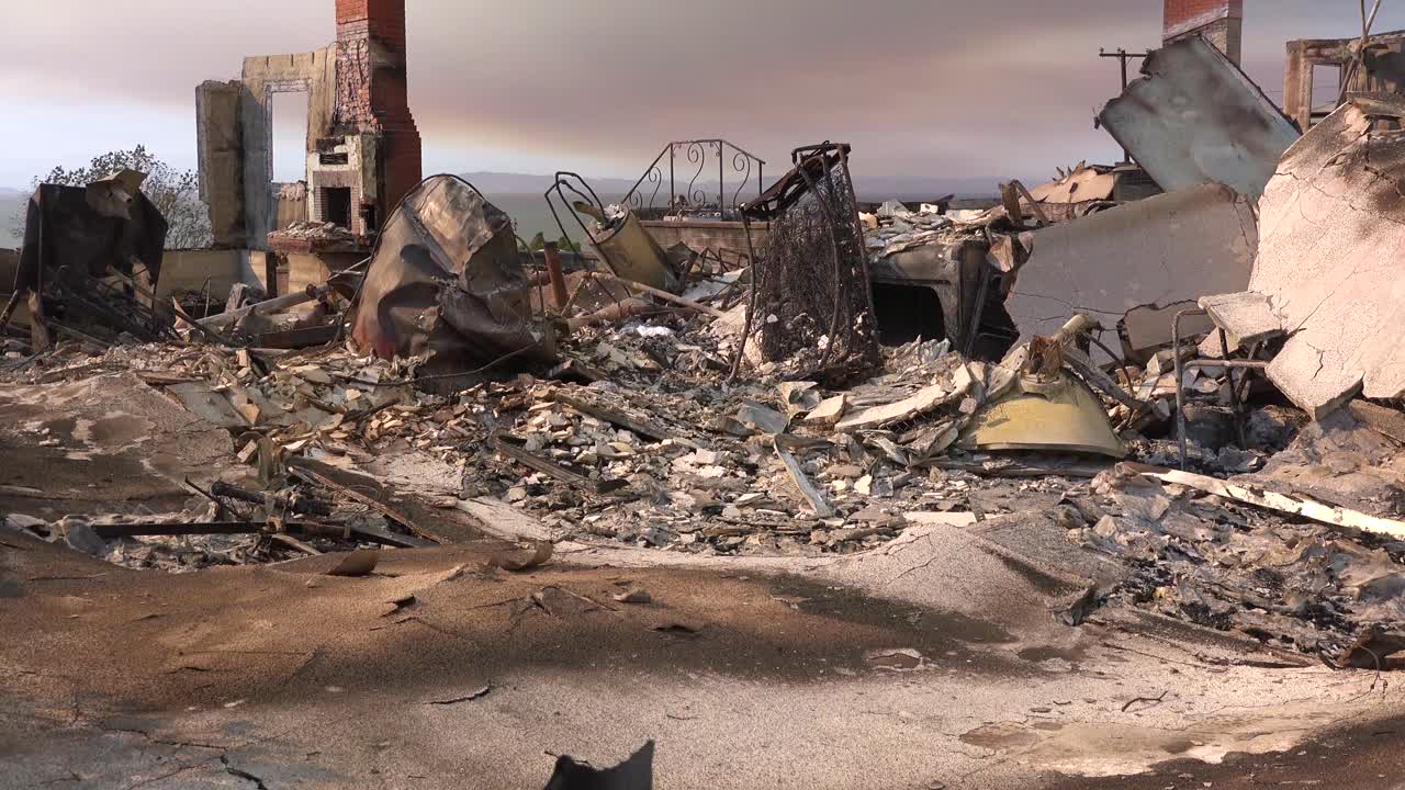 tilt up revela los restos calcinados de una casa tras el incendio de thomas en 2017 en el condado de ventura, california