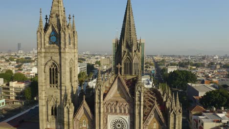 dolly lento em direção à histórica igreja católica em guadalajara, méxico