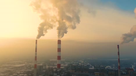 Kraftwerksemissionen-über-Der-Stadt-Bei-Sonnenaufgang