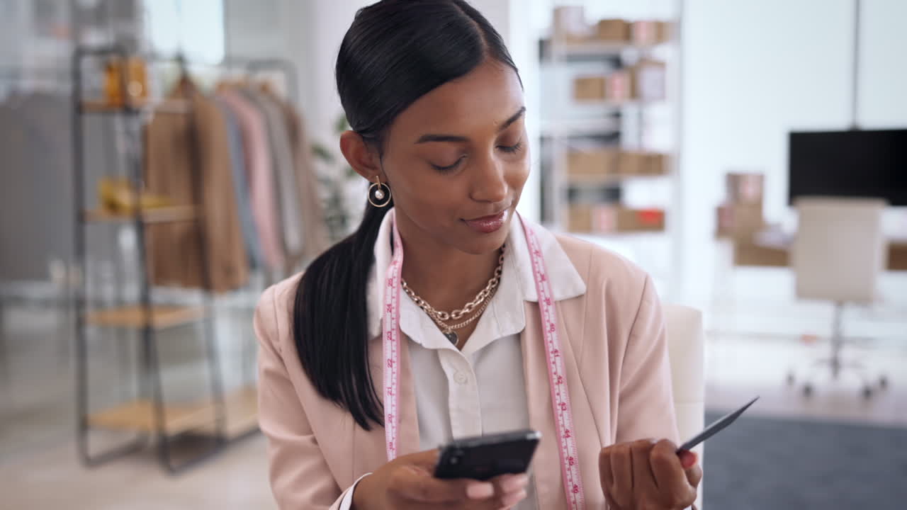 tarjeta de crédito, teléfono y mujer