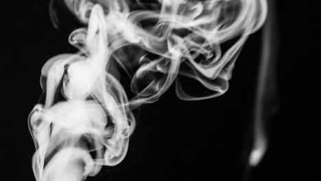 elemento de humo sobre el negro