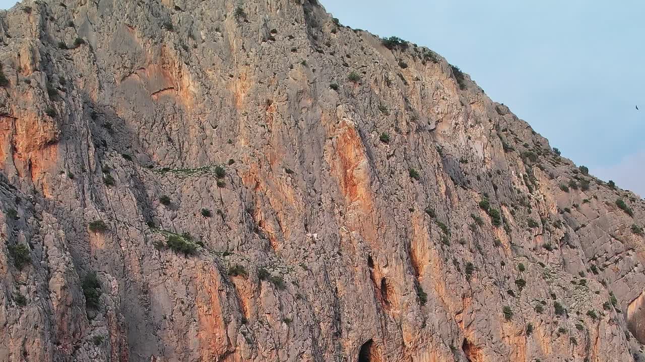 Arrampicata su una scogliera rocciosa a Malaga, Spagna, durante il tramonto