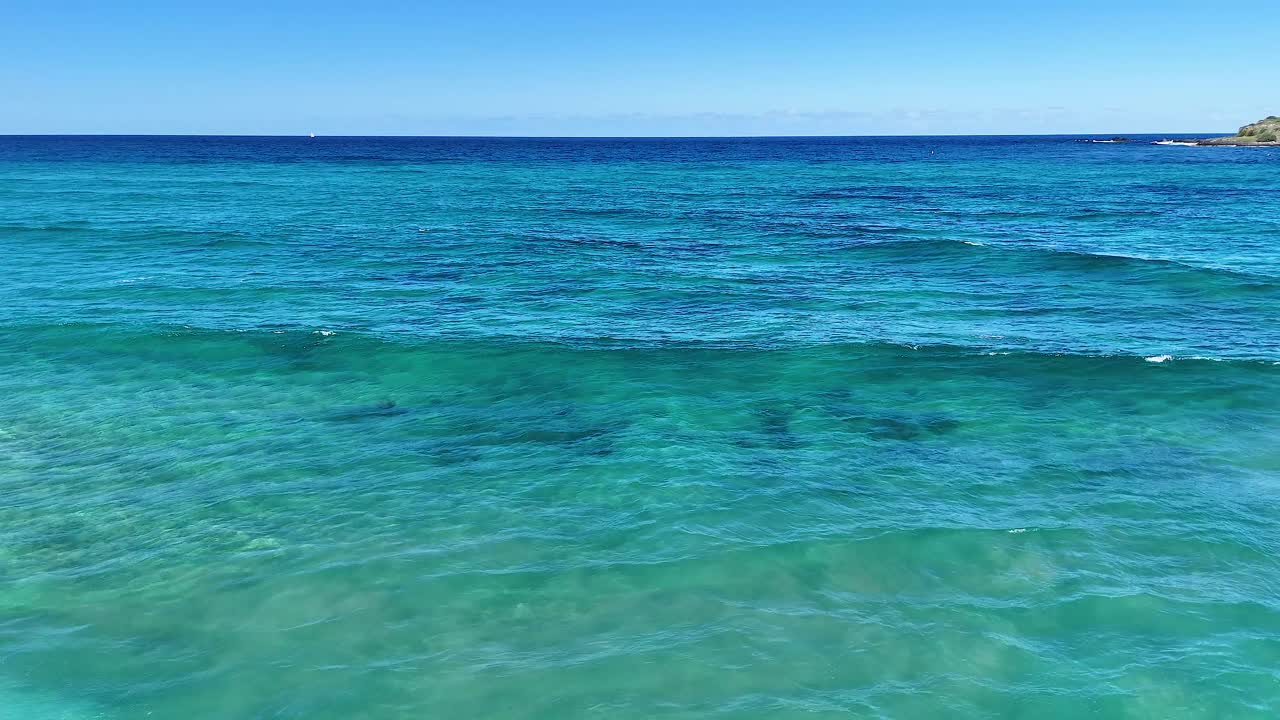 바다의 파도가 손가락 머리에 부드럽게 굴러