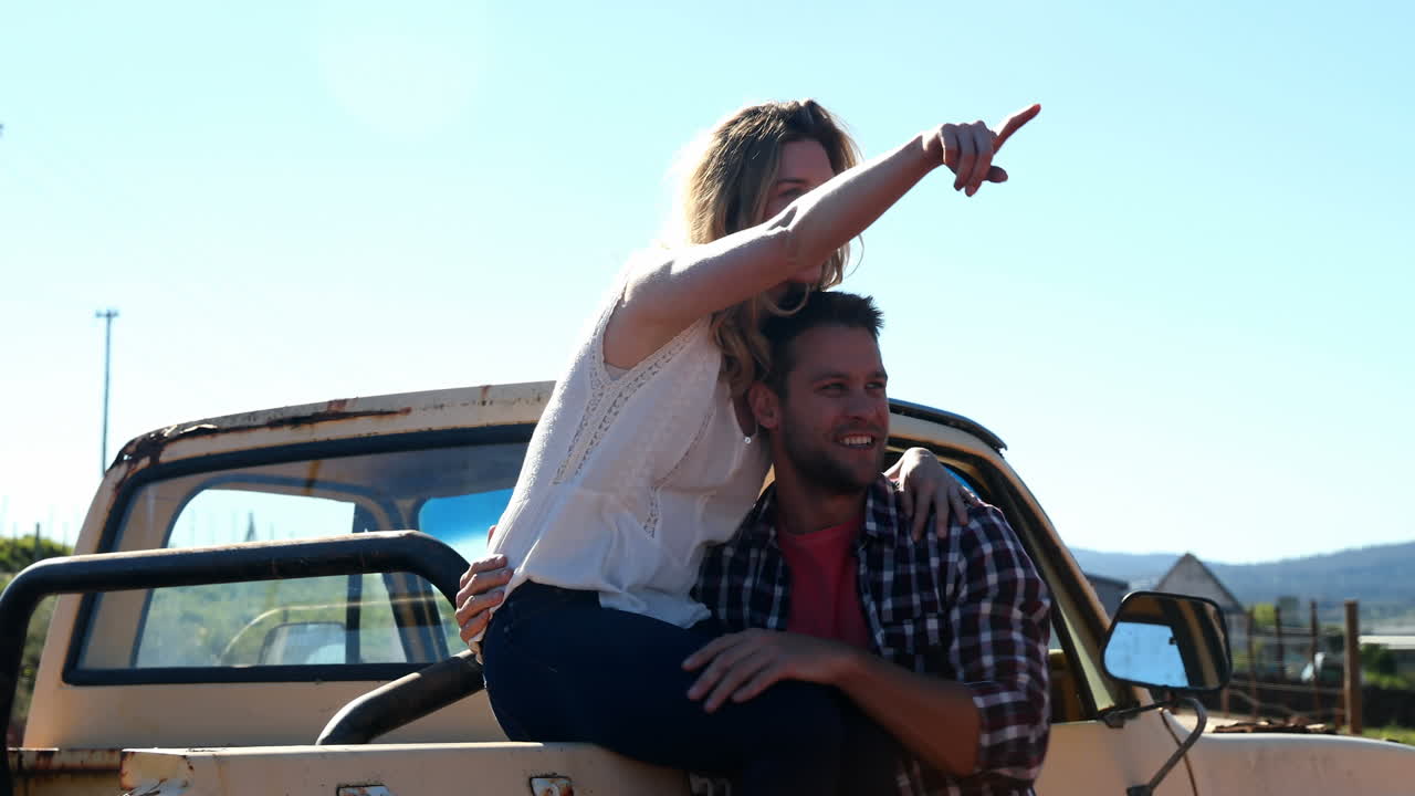 pareja interactuando entre sí en el coche 4k