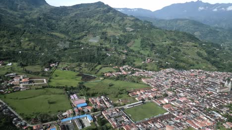 Dron-Aéreo-De-Primera-Categoría-Vuela-Sobre-Jardin-Hills