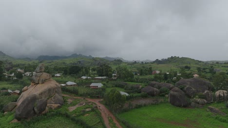 Aéreo---Formación-De-Roca-De-Roca-Riyom,-Ciudad-De-Riyom,-Estado-De-Meseta,-Nigeria,-Adelante