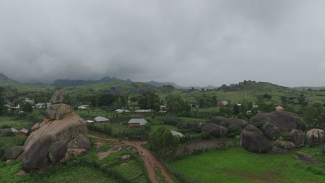 aéreo - formación de roca de roca riyom, ciudad de riyom, estado de meseta, nigeria, adelante