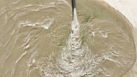 agua corriendo a través de la arena recién puesta